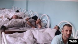 «Как ваше здоровье? А мысли как? Спал хорошо? Я тоже вчера неплохо спал, между прочим…» - с такими вопросами главврач республиканского психоневрологического диспансера Константин Ануа обращается к каждому пациенту во время ежедневного утреннего обхода