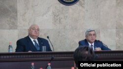Ректор ЕГУ Арам Симонян (слева) и председатель совета попечителей вуза, президент Серж Саргсян (архив) 