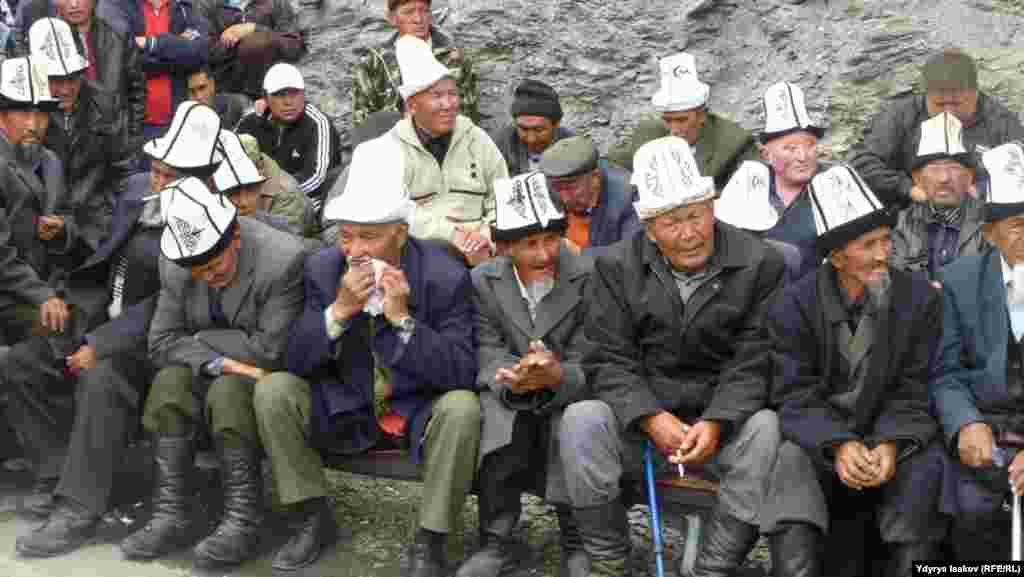 Жамгырга байланыштуу бийлик өкүлдөрү менен жол буугандардын сүйлөшүүсү боз үй ичинде, жабык эшик артында уланды. Сүйлөшүүлөрдүн соӊунда вице-премьер-министр Абдырахман Маматалиев топтолуп тургандарга кайрылып, жол буугандардын арасынан 4-5 өкүлдү өкмөт башчы Жоомарт Оторбаев менен жолуктуруу чечимине келгенин айтты.