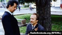 Михайло Горинь і В’ячеслав Чорновіл слухають Радіо Свобода у 1989 році. (Світлина Миколи Муратова)