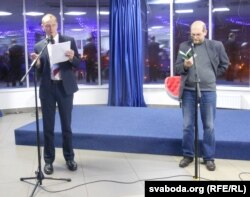 Тандэмнае чытаньне вершаў па-француску і ў перакладзе на беларускую мову ў выкананьні Ксаўе ле Тарывэлека і перакладчыка Лявона Баршчэўскага.