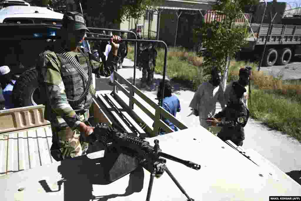 Військовий збройних сил Афганістану супроводжує в&#39;язнів-талібів&nbsp;під час звільнення їх із в&#39;язниці в Баграмі&nbsp;