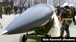 Украинские рабочие разрезали на части крылатую ракету класса «воздух — земля» Х-22