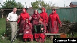 Музыка белгече Геннадий Макаров нугайбәкләрнең фольклор ансамбле белән