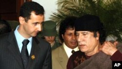 بشار اسد (چپ) در کنار معمر قذافی در سال ۲۰۰۵ 