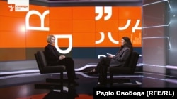 Дипломатка Лана Зеркаль (ліворуч) і журналістка Радіо Свобода Власта Лазур. Київ, 16 травня 2025 року.