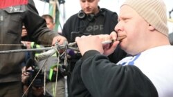 Педіатр зі Львова зубами протягнув 600-тонне судно на 16 метрів – відео