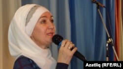 Айгөл Әхмәтгалиева укучылар алдында чыгыш ясый
