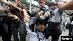 Russiýada adamlar gomoseksual aktiwistlerine hüjüm edýärler. 11-nji iýun, 2013 ý.