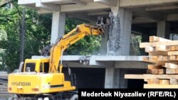 Оштогу мыйзамсыз курулуштардын бирин бузуу учуру. 