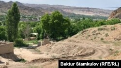 Кыргызстан менен Тажикстандын чек арасы. Достук айылы.