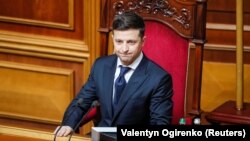 Президент Зеленський пропонував провести вибори за стовідсотковою пропорційною системою із закритими списками, хоча раніше заявляв, що списки мають бути відкритими