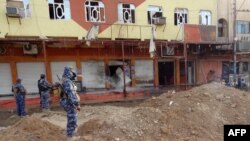 جست‌وجوی نیروهای امنیتی عراق در محل حادثه، کافه‌ای در شهر کرکوک که هدف حمله انتحاری قرار گرفت