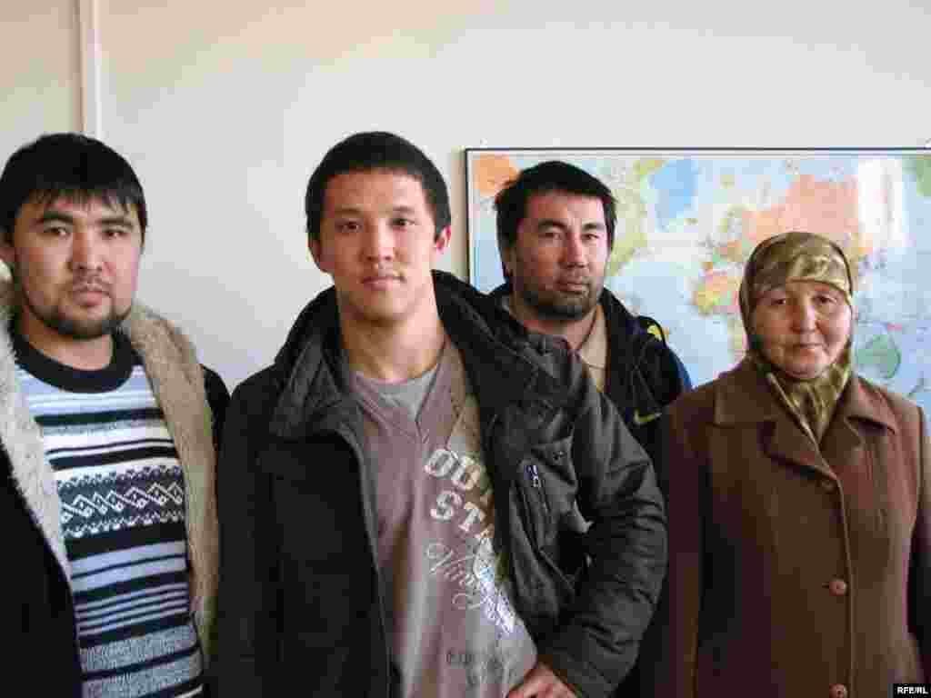 Беженцы из Казахстана Куаныш Каменов, Кайрат Досметов, Хамит Нургалиев и Дарбия Ниязова. Прага, 22 января 2009 года.  - Беженцы из Казахстана Куаныш Каменов, Кайрат Досметов, Хамит Нургалиев и Дарбия Ниязова. Прага, 22 января 2009 года. 