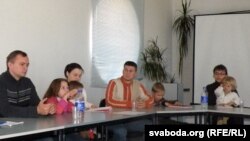 некаторыя прыйшлі на абмеркаваньне цэлымі сем’ямі.