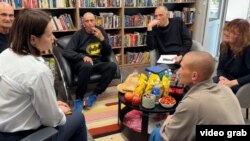 Светлана Тихановская встречается с освобожденными белорусскими политзаключенными, в числе которых ее супруг Сергей Тихановский