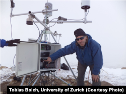 Мөңгүлөрдү изилдеген гляциолог Тобиаш Болч. Ак-Шыйрак.