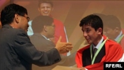 Хурсанд Ёров (аз тарафи рост)