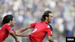 علی کریمی یک از سه گل تیم فوتبال پرسپولیس به شارجه را به ثمر رساند.