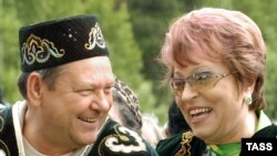 Sankt-Peterburg oblastynyň gubernatory Waleriý Serdýukow we Sankt-Peterburgyň gubernatory Walentina Matwiýneko (sagda), 26-njy iýun, 2005 ý. 