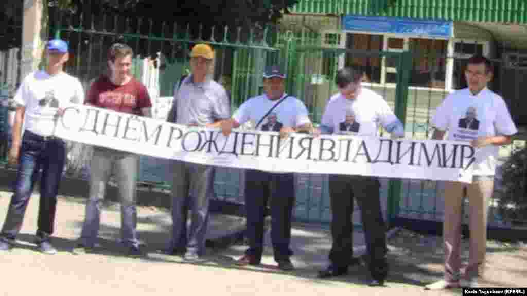 Сторонники Владимира Козлова поздравили оппозиционного политика с днем рождения возле тюрьмы в поселке Заречном.&nbsp;