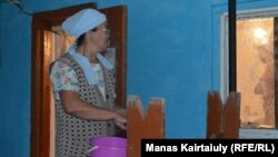 Паром тоқтағанда жағадағы асханалар да жабыла бастайды. Мәрия Айтқалиева ыдыс-аяқты жуып-шайып жатыр. 31 тамыз 2020 жыл.