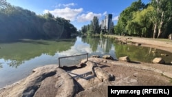 Сухий водовідвідний канал біля ставка в Гагарінському парку Сімферополя. 19 липня 2025 року