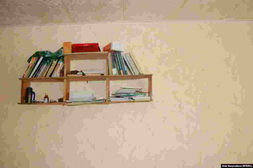 Жатакана. Бөлмө. Китептер жана жай намаз.  - Ржев шаары, Орусия. Аида Касымалиева тарткан сүрөт. 2011-жылдын 16-майы. "Азаттык" үналгысы.