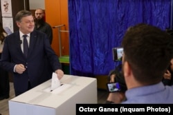 Крин Антонеску, кандидат в президенты, поддержанный правящей коалицией, голосует на выборах 4 мая