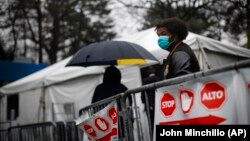 بیماران منتظر انجام آرمایش کرونا در بیمارستان بروکلین در شهر نیویورک.