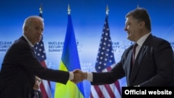 Віце-президент США Джозеф Байден (л) та президент України Петро Порошенко (фото ілюстративне)