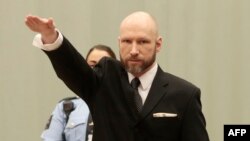 Андерс Брейвік знову «привітав» суд нацистським вітанням, як робив це на попередніх засіданнях, фото 10 січня 2017 року