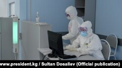 Республикалык жугуштуу илдеттер ооруканасынын кызматкерлери. Бишкек.
 