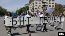 Служители на БНТ по време на синдикален протест за по-високи заплати на столичния Орлов мост, 15 май 2025 г.