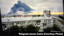 Ռուսաստան - Ուկրաինական անօդաչու թռչող սարքի հարվածի հետևանքով հրդեհ Կույբիշևի նավթավերամշակման գործարանում, Սամարա, 28-ը օգոստոսի, 2025թ., լուսանկարը՝ Astra Տելեգրամ ալիքի