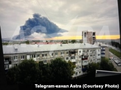 Стовп диму піднімається над Куйбишевським нафтопереробним заводом у Самарській області Росії після удару українських дронів. Серпень 2025 року