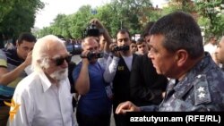 Начальник Полиции Армении Владимир Гаспарян беседует с протестующими на проспекте Баграмяна, Ереван, 26 июня 2015 г. 