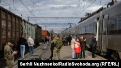 За даними перевізника, працівники вокзалу та пасажири не постраждали, рух поїздів відбувається за графіком (фото ілюстрацій)