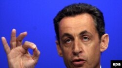 نیکلا سرکوزی وزیر سابق شور شانس اول انتخابات به شمار می آید.