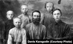 Архівне фото. Прадід Денис Карагодіна Степан Карагодін із родиною