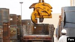 کارگری در کارخانه فولاد در قم