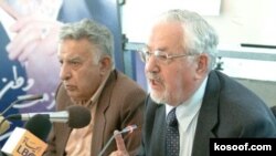 ابراهیم یزدی (راست) در کنار عزت‌الله سحابی