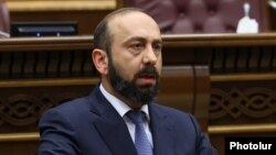 Armenia - Foreign Minister Ararat Mirzoyan speaks in the Armenian parliament, Yerevan, April 16, 2025.