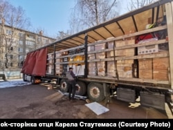 Волонтери готуються розвантажити фуру з гуманітарною допомогою з Грімбергена. Чернігів, березень 2025 року