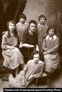 Марія Пилинська з вихованками дитбудинку, де була завідувачкою у 1923 році, Камʼянець-Подільський