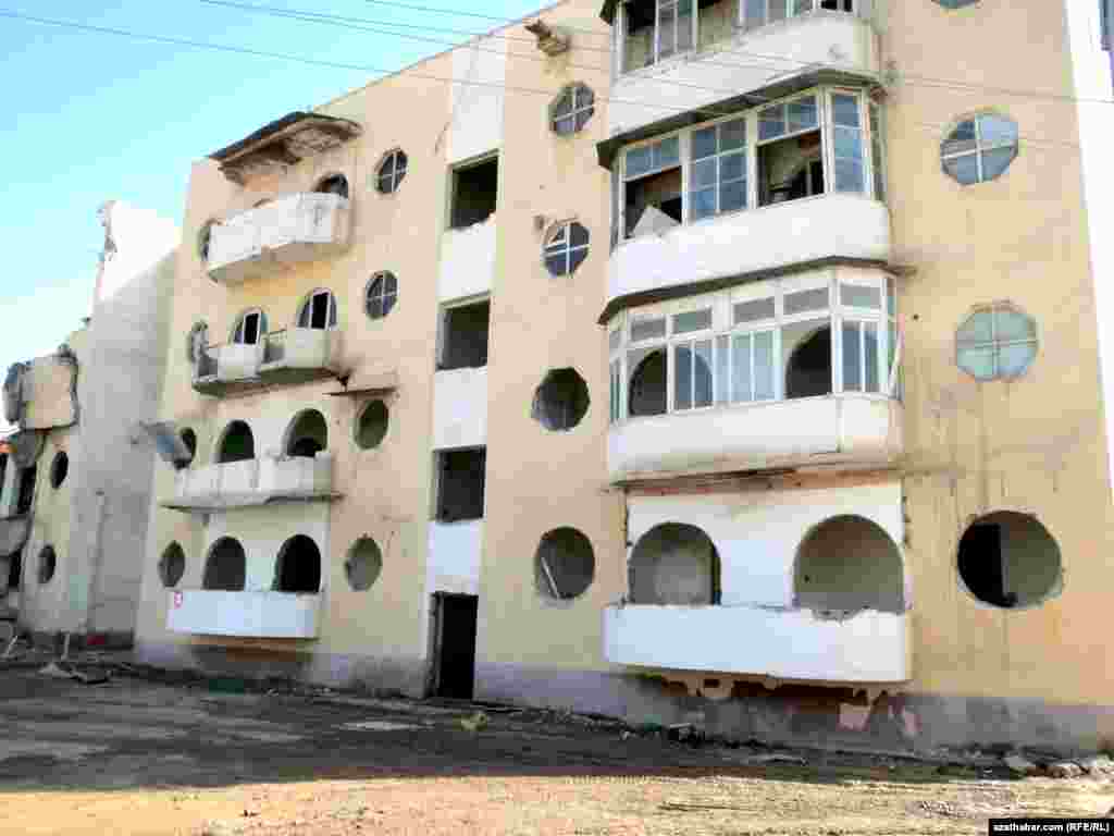 Garaşsyzlygyň ilkinji ýyllarynda gurlandygy aýdylýan bu jaýlaryň näme sebäpden ýykylýandygy barada resmi düşündiriş alyp bolmasa-da, şol ýerdäki işgärler bu ýerden ýol gurluşygynyň amala aşyryljakdygyny aýdýarlar.