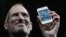 Стив Жобс Apple чыгарган жаңы iPhone менен Сан-Францискодогу дүйнөлүк конференцияда. 2010-жылдын 7-июну.