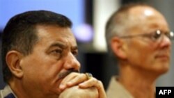 ژنرال کمال برزنجی ( سمت چپ) فرمانده نیروی هوایی عراق در کنفرانس خبری روز یکشنبه