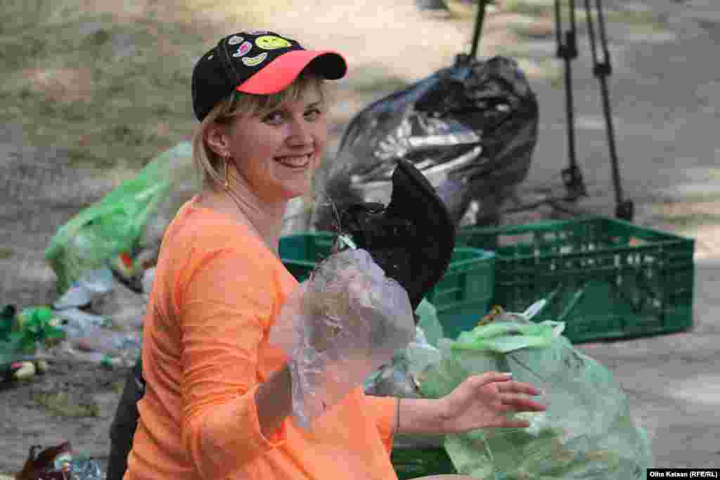 Активісти не лише очищали Дніпро, а й сортували знайдене. Пластикові речі, бляшанки та скляні вироби відвезли на переробку