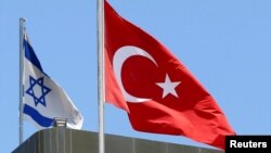 پرچم ترکیه بر فراز سفارت این کشور در تل آویو. پرچم اسرائیل نیز در همان نزدیکی دیده می‌شود